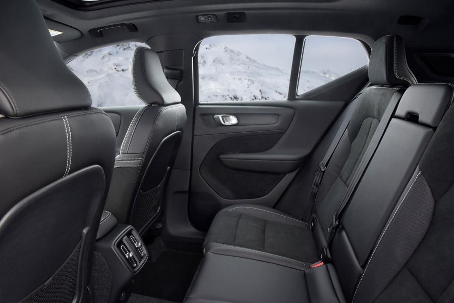 Интерьер Volvo XC40 D4 R-Design 2017 года  (WW) (фото 16 из 44)